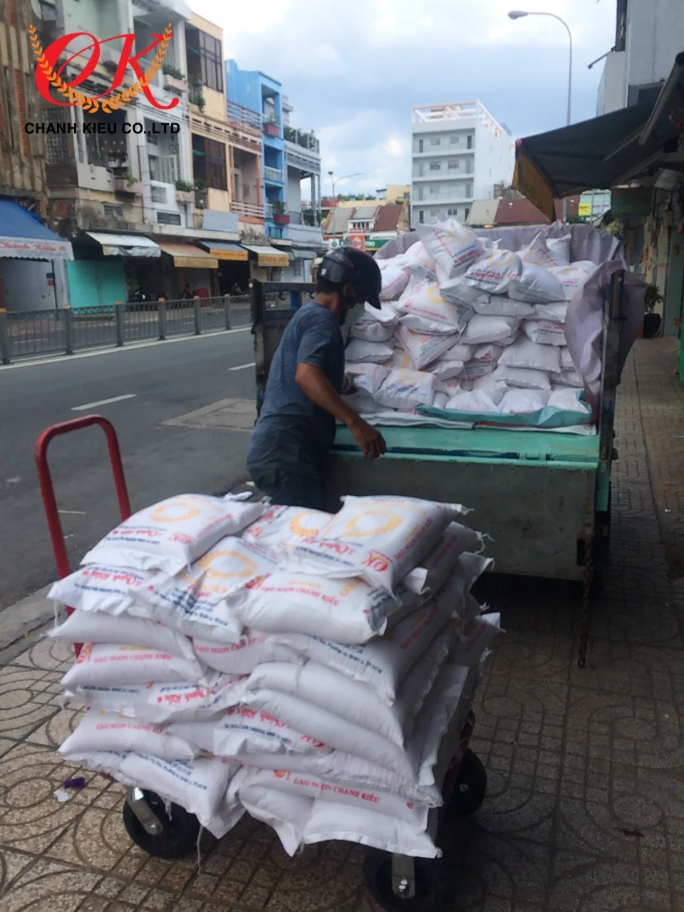 Phát gạo từ thiện như thế nào?