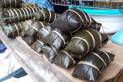 Bánh chưng đen – đặc sản không thể thiếu trong Tết cổ truyền của dân tộc Tày